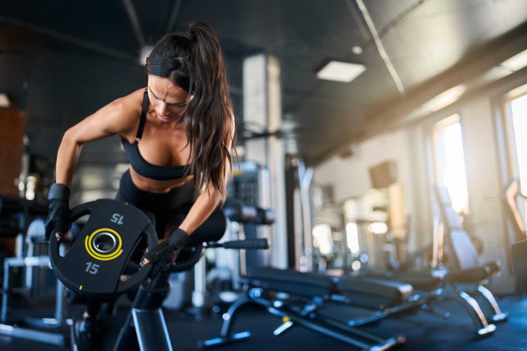Entrenamiento de espalda con disco en el gimnasio